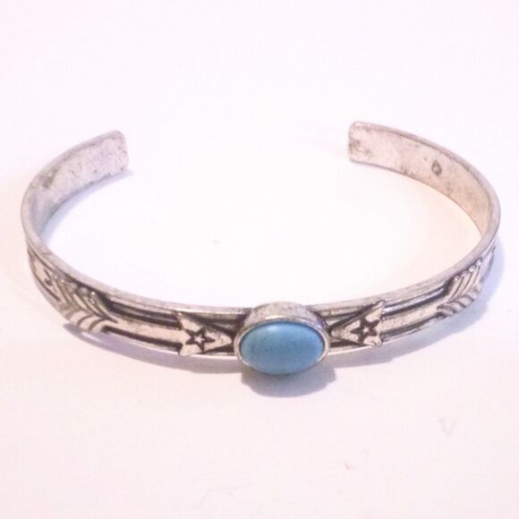 Vintage Southwestern Inspired Silver Tone Howlite Cuff Bracelet * - Picture 1 of 4